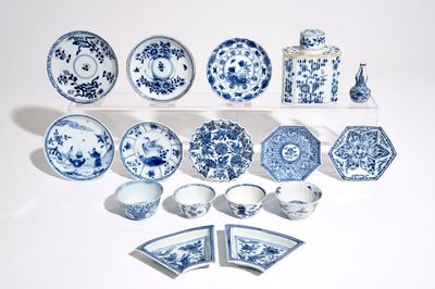 Een gevarieerd lot blauw-wit Chinees porselein, Kangxi/Qianlong