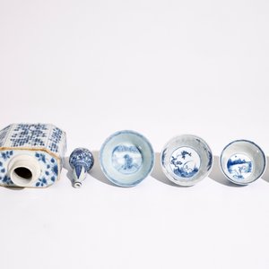 Een gevarieerd lot blauw-wit Chinees porselein, Kangxi/Qianlong — foto 8