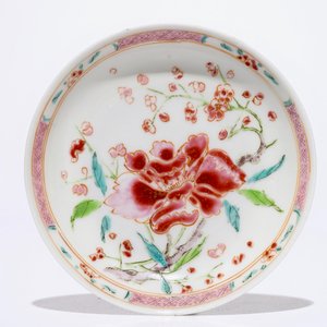 Een gevarieerd lot Chinees blauw-wit en famille rose porselein, Wanli, Kangxi en later — foto 11