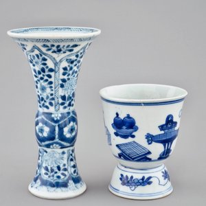 Een gevarieerd lot Chinees blauw-wit en famille rose porselein, Wanli, Kangxi en later — foto 13