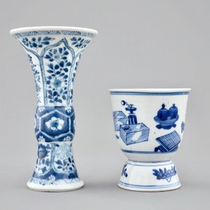 Een gevarieerd lot Chinees blauw-wit en famille rose porselein, Wanli, Kangxi en later — foto 15