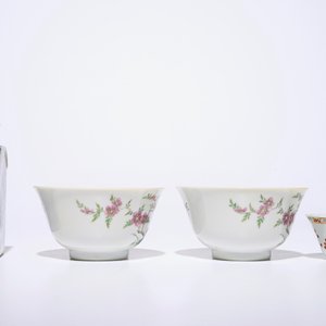 Een gevarieerd lot Chinees blauw-wit en famille rose porselein, Wanli, Kangxi en later — foto 7