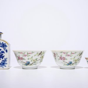 Een gevarieerd lot Chinees blauw-wit en famille rose porselein, Wanli, Kangxi en later — foto 8