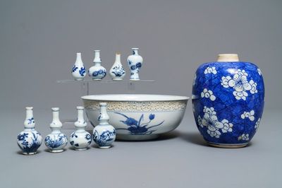 Een gevarieerd lot Chinees blauwwit porselein, Kangxi