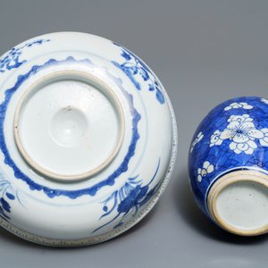 Een gevarieerd lot Chinees blauwwit porselein, Kangxi — foto 7