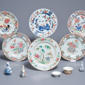 Een gevarieerd lot Chinees famille rose, blauwwit en Imari-stijl porselein, 18e eeuw — foto 1