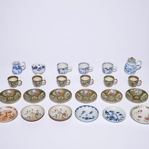 Een gevarieerd lot Chinees famille rose en blauw-wit porselein, 18/19e eeuw — foto 1