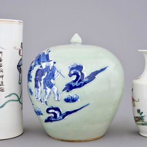 Een gevarieerd lot Chinees famille rose en blauw-wit porselein, 19/20e eeuw — foto 3