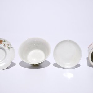 Een gevarieerd lot Chinees famille rose en ijzerrood porselein, 19/20e eeuw — foto 13