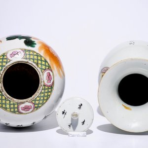 Een gevarieerd lot Chinees famille rose en ijzerrood porselein, 19/20e eeuw — foto 7