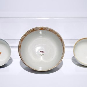 Een gevarieerd lot Chinees famille rose en Imari-stijl porselein, 18e eeuw — foto 7