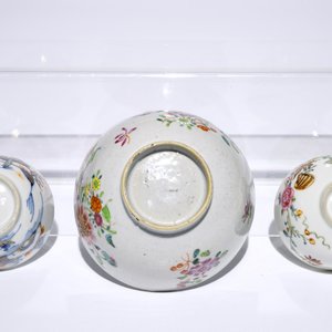 Een gevarieerd lot Chinees famille rose en Imari-stijl porselein, 18e eeuw — foto 8