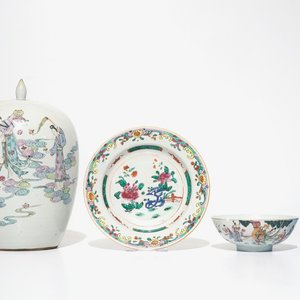 Een gevarieerd lot Chinees famille rose en monochroom porselein, 19/20e eeuw — foto 1