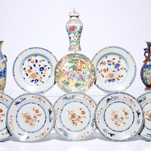 Een gevarieerd lot Chinees famille rose, Imari-stijl en blauw-wit porselein, 18/19e eeuw — foto 1