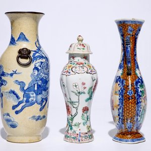 Een gevarieerd lot Chinees famille rose, Imari-stijl en blauw-wit porselein, 18/19e eeuw — foto 7
