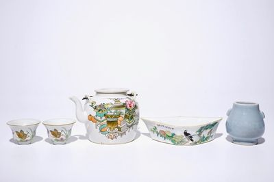 Een gevarieerd lot Chinees famille rose, monochroom en qianjiang cai porselein, 19/20e eeuw