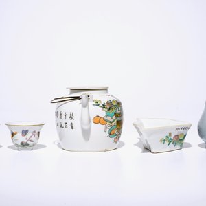 Een gevarieerd lot Chinees famille rose, monochroom en qianjiang cai porselein, 19/20e eeuw — foto 4