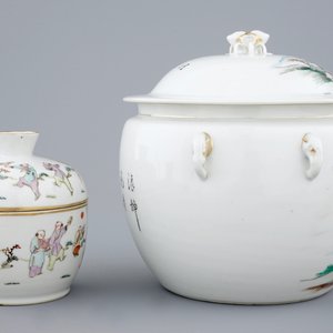 Een gevarieerd lot Chinees famille rose porselein, 19/20e eeuw — foto 12