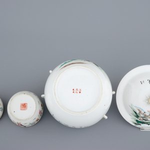 Een gevarieerd lot Chinees famille rose porselein, 19/20e eeuw — foto 16
