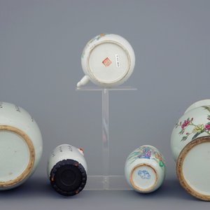 Een gevarieerd lot Chinees famille rose porselein, 19/20e eeuw — foto 6
