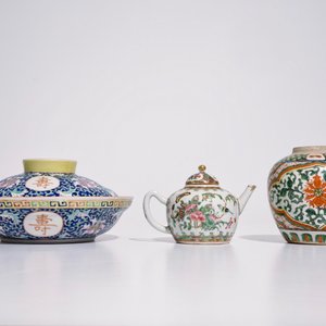 Een gevarieerd lot Chinees famille rose, verte en monochroom porselein, 19/20e eeuw — foto 12