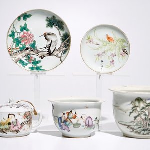 Een gevarieerd lot Chinees qianjiang cai porselein, 19/20e eeuw — foto 1