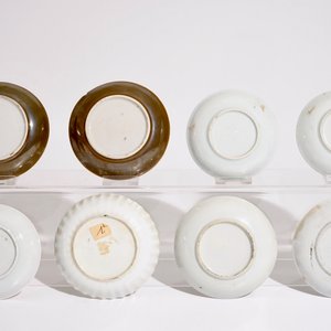 Een gevarieerd lot Chinese famille rose en ijzerrode koppen en schotels, 18/19e eeuw — foto 3