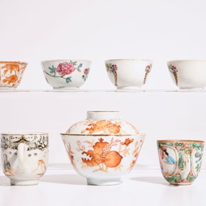 Een gevarieerd lot Chinese famille rose en ijzerrode koppen en schotels, 18/19e eeuw — foto 7