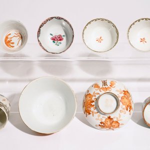 Een gevarieerd lot Chinese famille rose en ijzerrode koppen en schotels, 18/19e eeuw — foto 8