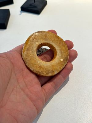 Een gevarieerde collectie 'bi' schijven en jade amuletten, China, 1e eeuw v.C. en eerder — foto 16