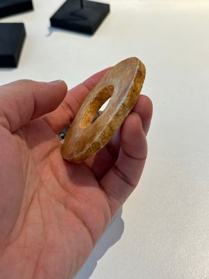 Een gevarieerde collectie 'bi' schijven en jade amuletten, China, 1e eeuw v.C. en eerder — foto 17
