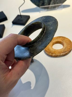 Een gevarieerde collectie 'bi' schijven en jade amuletten, China, 1e eeuw v.C. en eerder — foto 22
