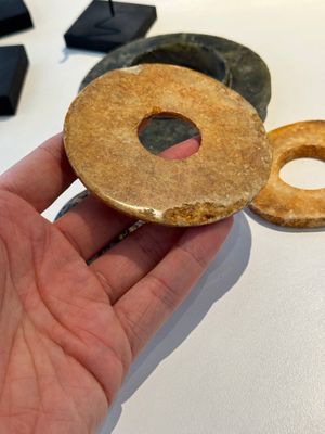 Een gevarieerde collectie 'bi' schijven en jade amuletten, China, 1e eeuw v.C. en eerder — foto 24
