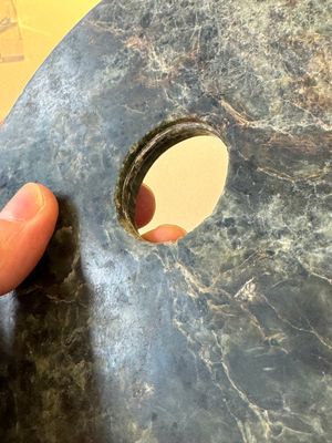 Een gevarieerde collectie 'bi' schijven en jade amuletten, China, 1e eeuw v.C. en eerder — foto 30