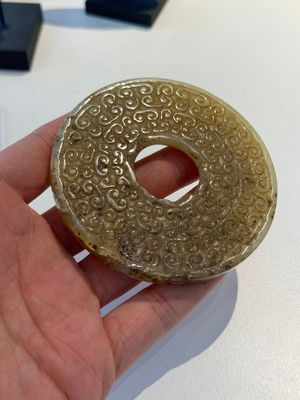 Een gevarieerde collectie 'bi' schijven en jade amuletten, China, 1e eeuw v.C. en eerder — foto 9