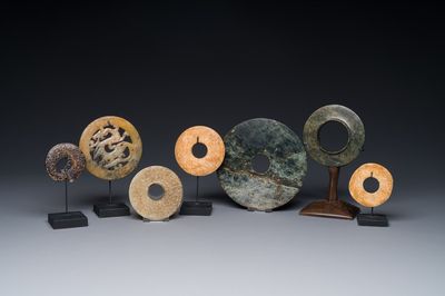 Een gevarieerde collectie 'bi' schijven en jade amuletten, China, 1e eeuw v.C. en eerder