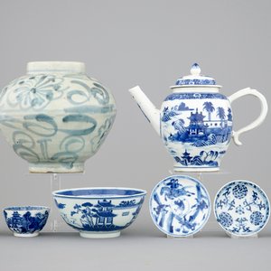 Een gevarieerde collectie blauw-wit Chinees porselein, 16/19e eeuw — foto 1