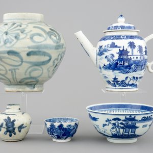 Een gevarieerde collectie blauw-wit Chinees porselein, 16/19e eeuw — foto 2