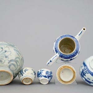 Een gevarieerde collectie blauw-wit Chinees porselein, 16/19e eeuw — foto 5