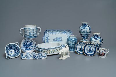Een gevarieerde collectie blauw-wit Delfts en ander aardewerk, 18e eeuw en later