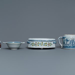 Een gevarieerde collectie blauw-wit Delfts en ander aardewerk, 18e eeuw en later — foto 9