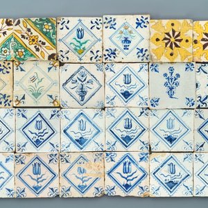 Een gevarieerde collectie blauwwitte en polychrome tegels, Nederland en Spanje, 17e eeuw — foto 1