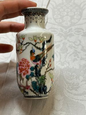 Een gevarieerde collectie Chinees blauw-wit en famille rose porselein, 18e eeuw en later — foto 1