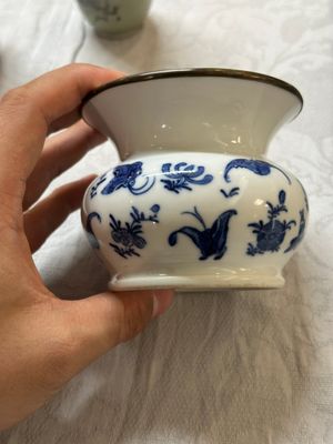 Een gevarieerde collectie Chinees blauw-wit en famille rose porselein, 18e eeuw en later — foto 16