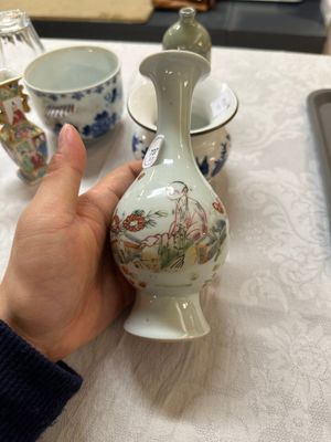 Een gevarieerde collectie Chinees blauw-wit en famille rose porselein, 18e eeuw en later — foto 21