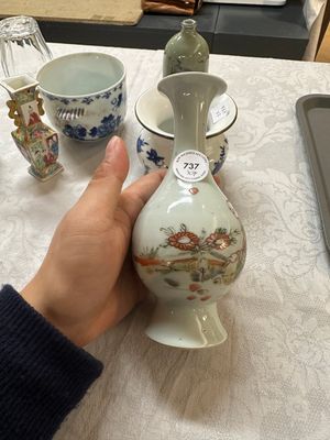 Een gevarieerde collectie Chinees blauw-wit en famille rose porselein, 18e eeuw en later — foto 22