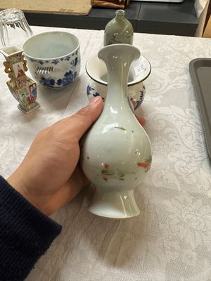 Een gevarieerde collectie Chinees blauw-wit en famille rose porselein, 18e eeuw en later — foto 23