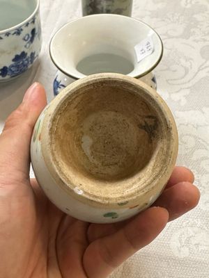 Een gevarieerde collectie Chinees blauw-wit en famille rose porselein, 18e eeuw en later — foto 25