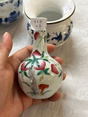 Een gevarieerde collectie Chinees blauw-wit en famille rose porselein, 18e eeuw en later — foto 26