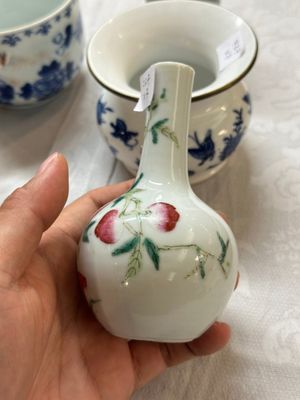 Een gevarieerde collectie Chinees blauw-wit en famille rose porselein, 18e eeuw en later — foto 29
